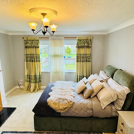 4 Bedroom Garden Patio House Near Centre *