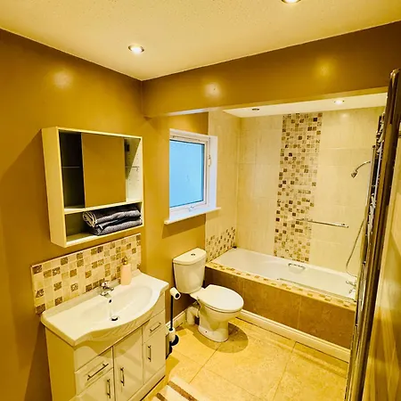4 Bedroom Garden Patio House Near Centre *