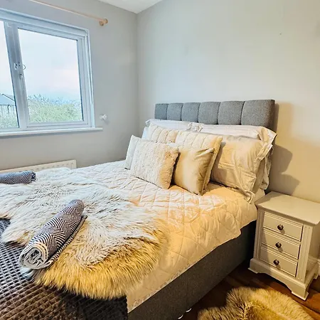 4 Bedroom Garden Patio House Near Centre Дом отдыха Дроэда