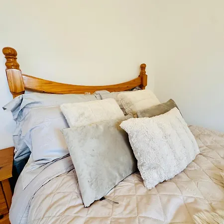 4 Bedroom Garden Patio House Near Centre Дроэда