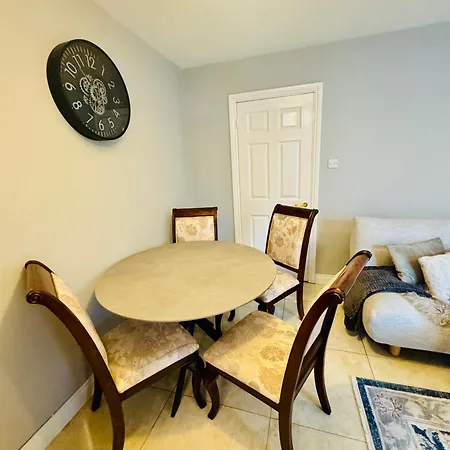 4 Bedroom Garden Patio House Near Centre Дом отдыха