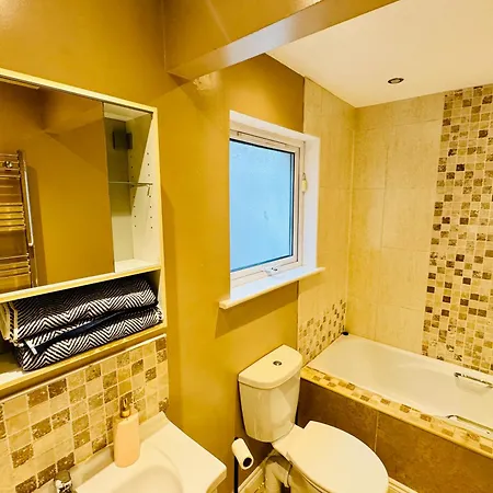4 Bedroom Garden Patio House Near Centre Дом отдыха Дроэда