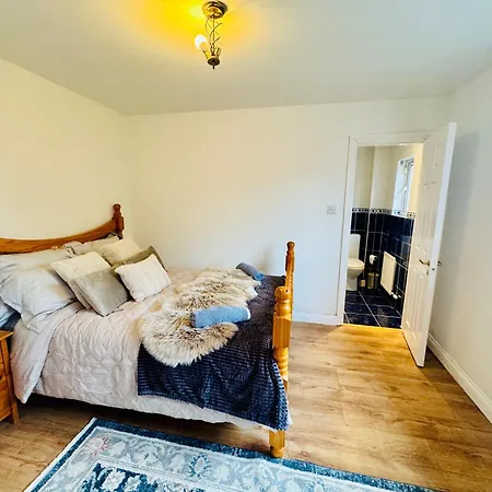 4 Bedroom Garden Patio House Near Centre Дроэда