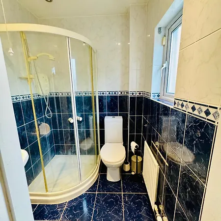 4 Bedroom Garden Patio House Near Centre Дом отдыха *