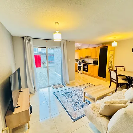 4 Bedroom Garden Patio House Near Centre * Дроэда