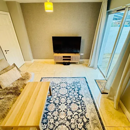4 Bedroom Garden Patio House Near Centre Дом отдыха Дроэда