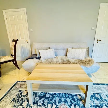 4 Bedroom Garden Patio House Near Centre