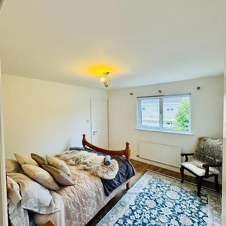 4 Bedroom Garden Patio House Near Centre * Дроэда