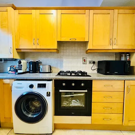 Дом отдыха 4 Bedroom Garden Patio House Near Centre