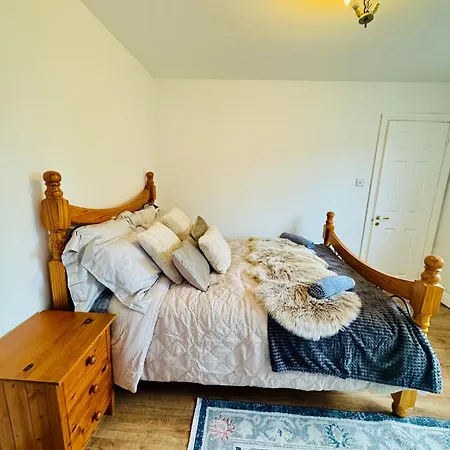 4 Bedroom Garden Patio House Near Centre Дроэда
