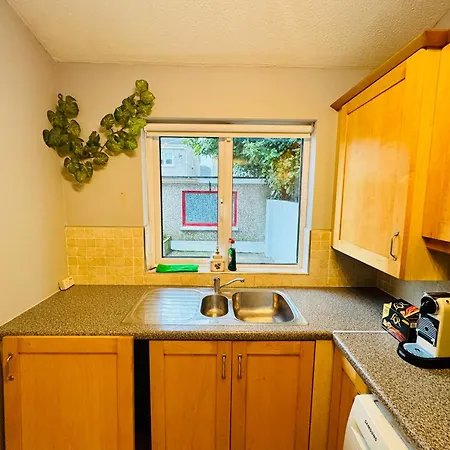 4 Bedroom Garden Patio House Near Centre Дом отдыха