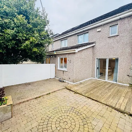 4 Bedroom Garden Patio House Near Centre