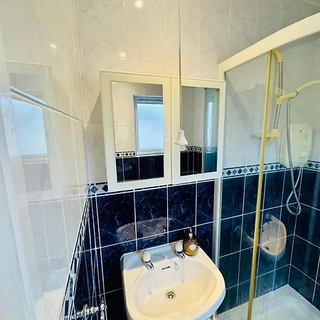 4 Bedroom Garden Patio House Near Centre Дом отдыха