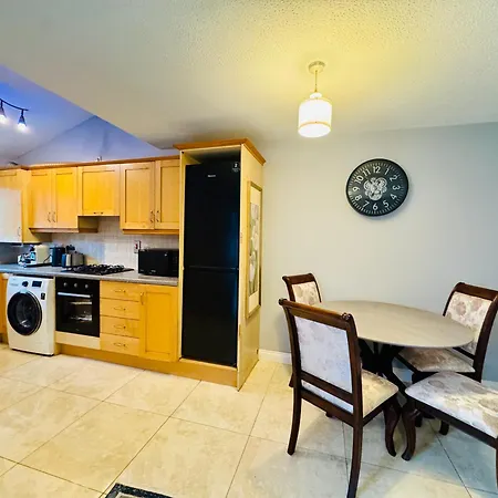 4 Bedroom Garden Patio House Near Centre Дом отдыха