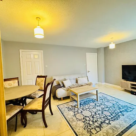 Дом отдыха 4 Bedroom Garden Patio House Near Centre