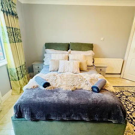 4 Bedroom Garden Patio House Near Centre * Дроэда