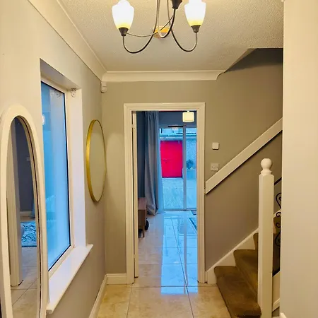4 Bedroom Garden Patio House Near Centre Дроэда