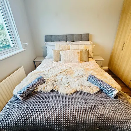 Дом отдыха 4 Bedroom Garden Patio House Near Centre *