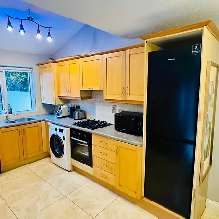 4 Bedroom Garden Patio House Near Centre Дом отдыха